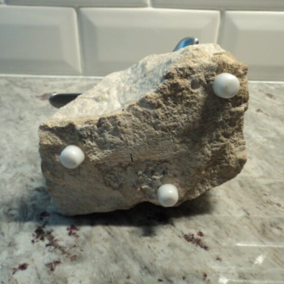 HOSELTON bird figurine on rock - Picture 5 of 7